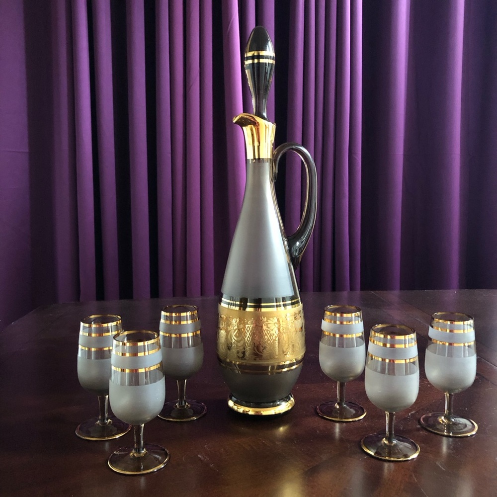 Vintage Cruet Decanter w/Stopper & 6 Cordial Glasses - Estimate Cira 1960s